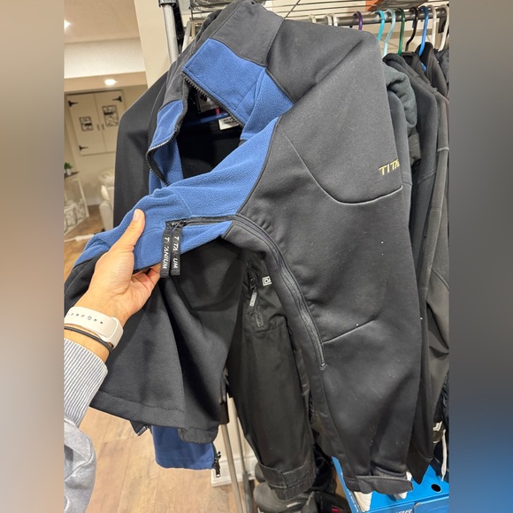 Vented Columbia zip up - Picture 4 of 7